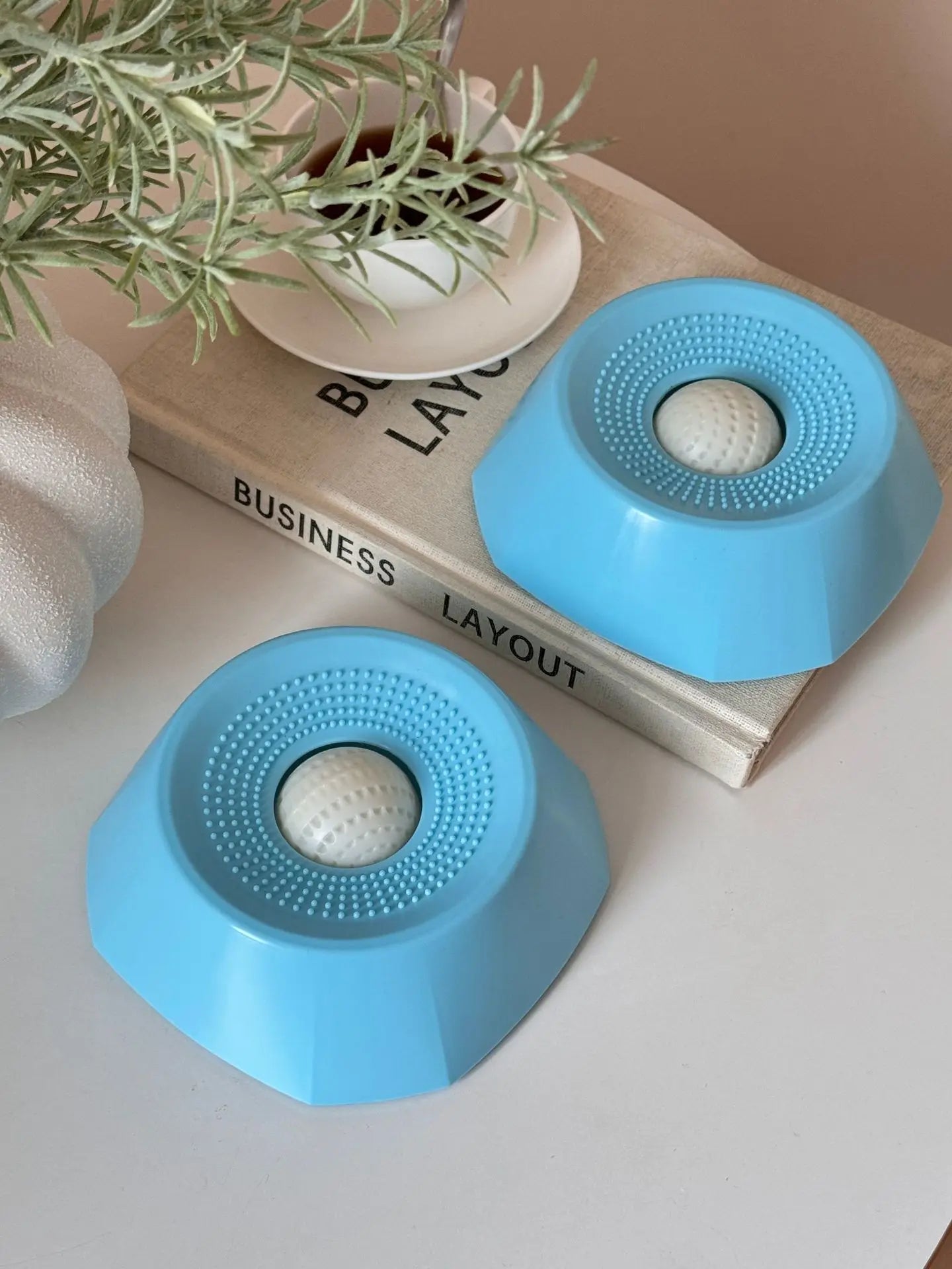 Best-selling new pet food puzzle toy fun licking slow feeder dog bowl non-slip spherical dog licker universal for cats and dogs